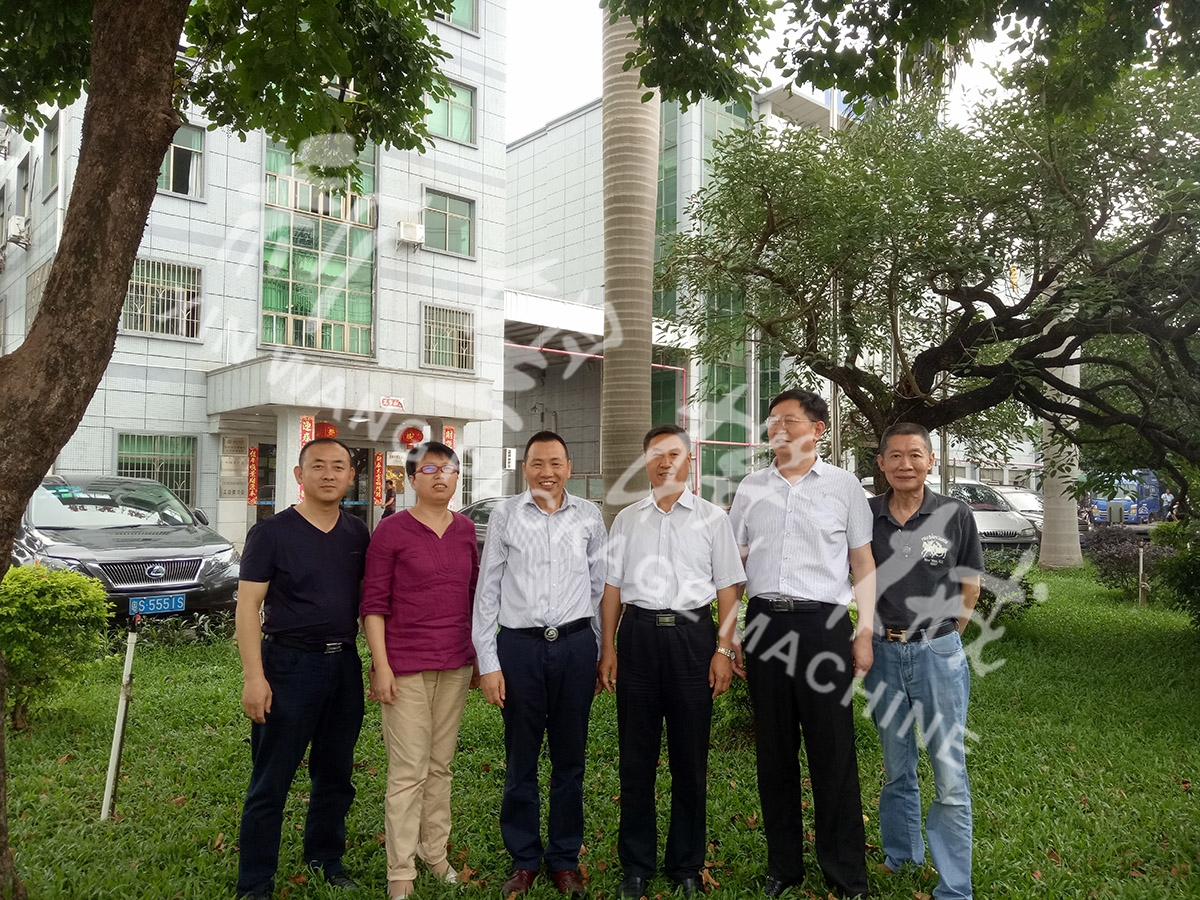 總裝備部劉思剛少將、新華社李建琦博士一行蒞臨新望公司考察指導(dǎo)