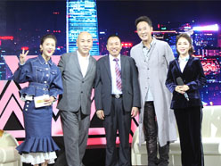 新望董事長(zhǎng)羅永輝與著名歌星劉尊老師、汪正正老師、郭津彤老師、主持人雅琪在北京電視臺(tái)錄制節(jié)目現(xiàn)場(chǎng)親切合影